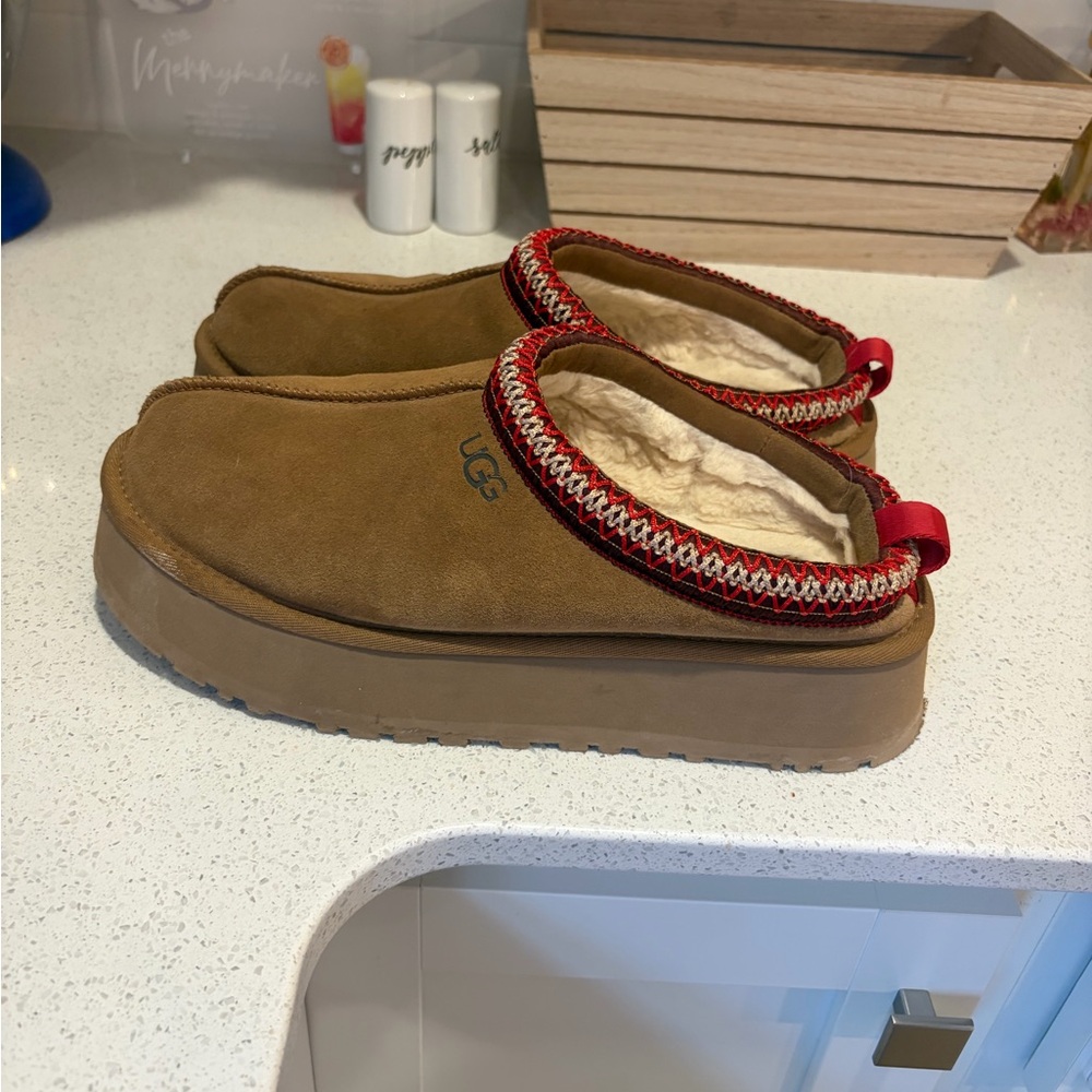 UGG Tazz II platforms tan with Red Trim